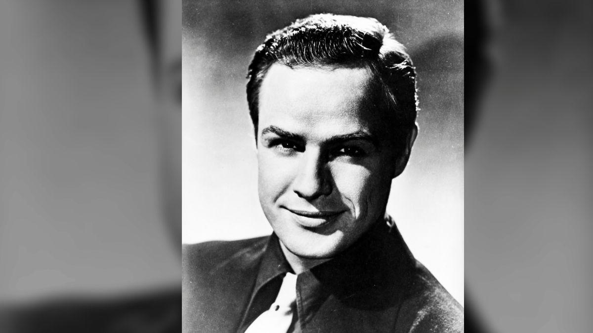 Marlon Brando allegedly stunned visiting mobsters when the 'The Godfather' actor mooned them on set.