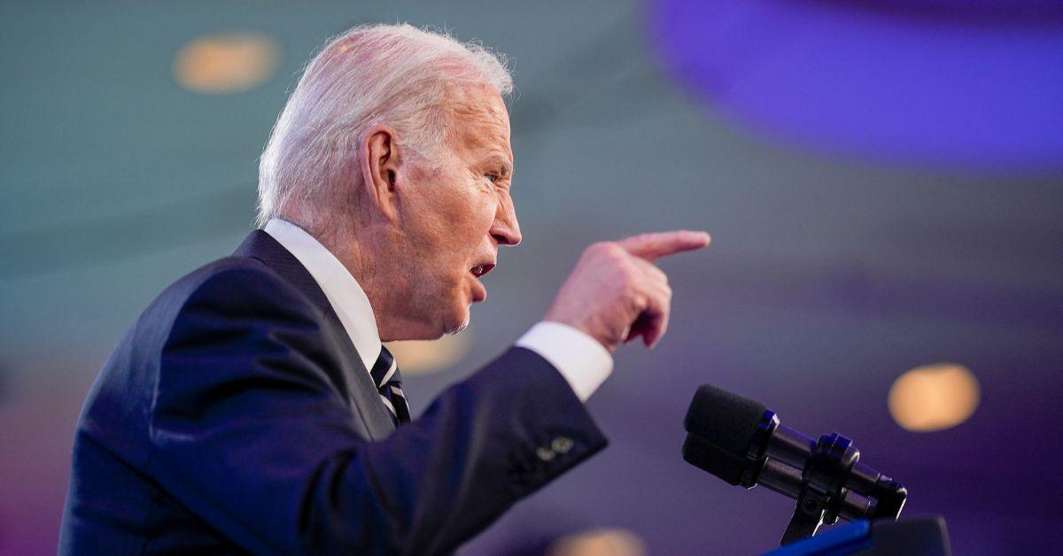 joe biden freezes up fundraiser barack obama leads him off stage