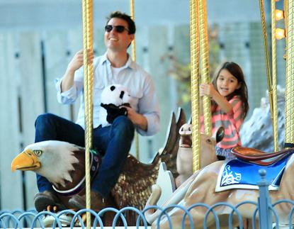 Tom Cruise Katie Holmes And Suri Cruise Go On A Carousel Ride