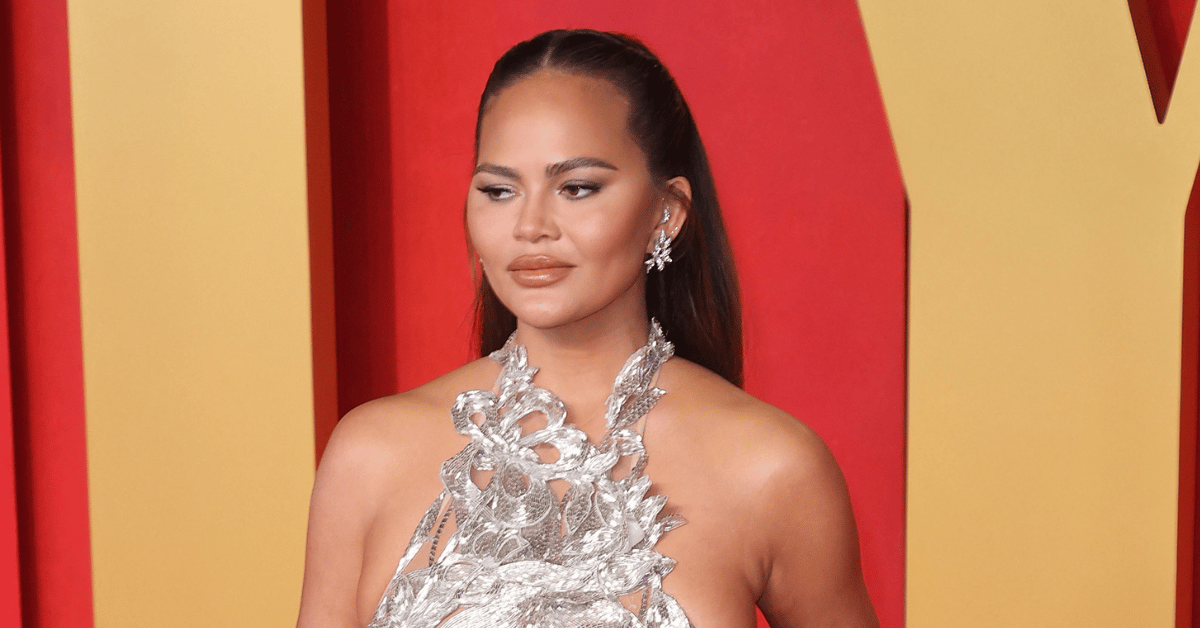 chrissy teigen mom shamed over bath time photo with her three kids