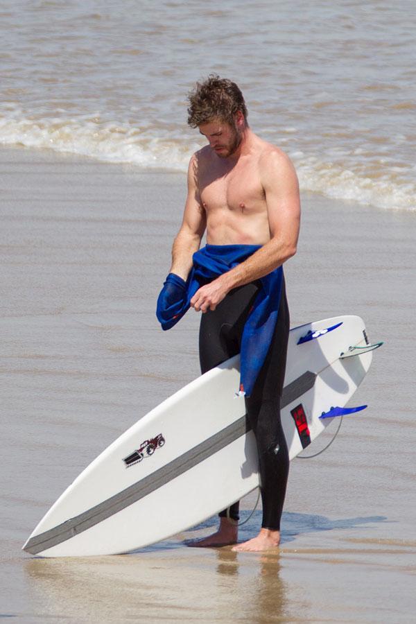 liam hemsworth shirtless beach