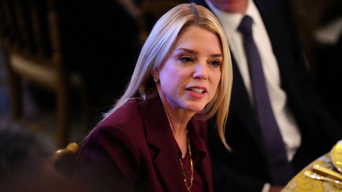Photo of Pam Bondi