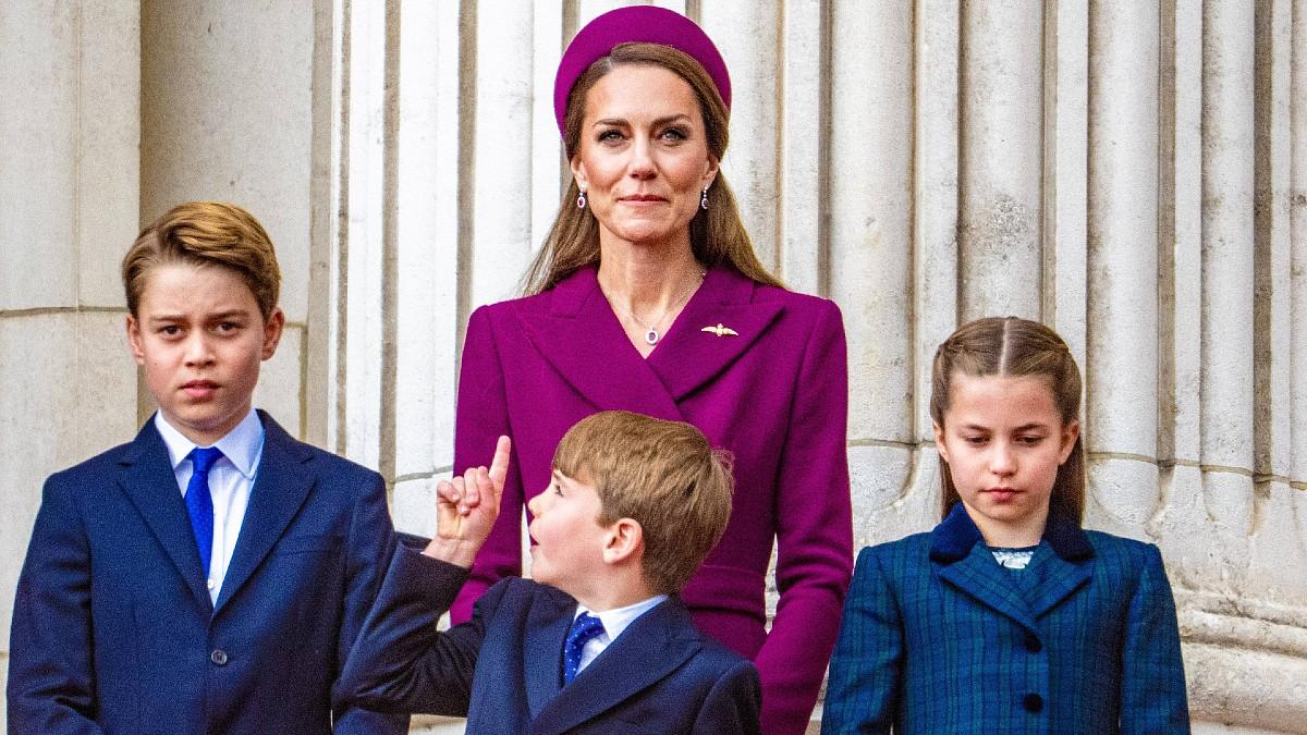 Photo of Princesses Kate and Charlotte with Princes George and Louis