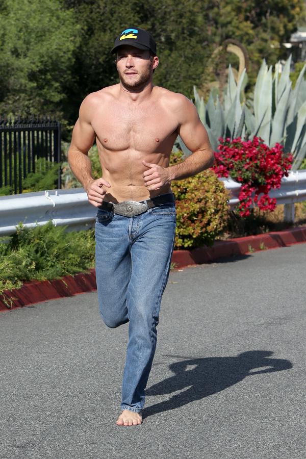 //scott eastwood exercises shirtless