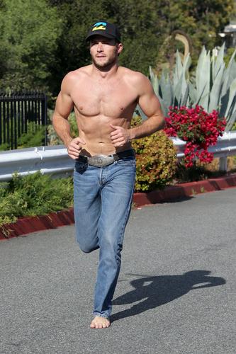 Scott Eastwood Works It Out! 13 Sizzling Photos Of The Hot Actor Exercising