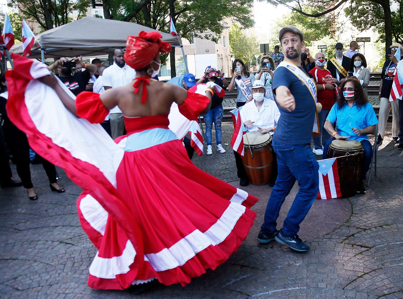 lin manuel miranda dancing puerto rican day parade