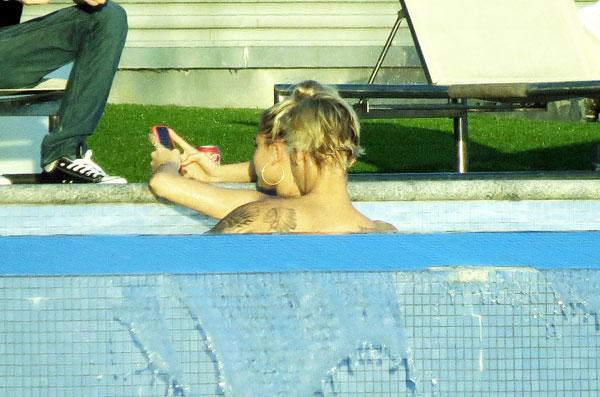 //justin bieber hailey baldwin swimming pool