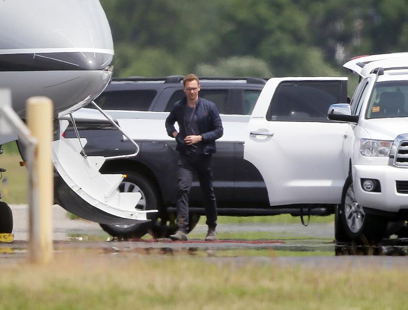 Taylor Swift Tom Hiddleston Kissing Private Plane