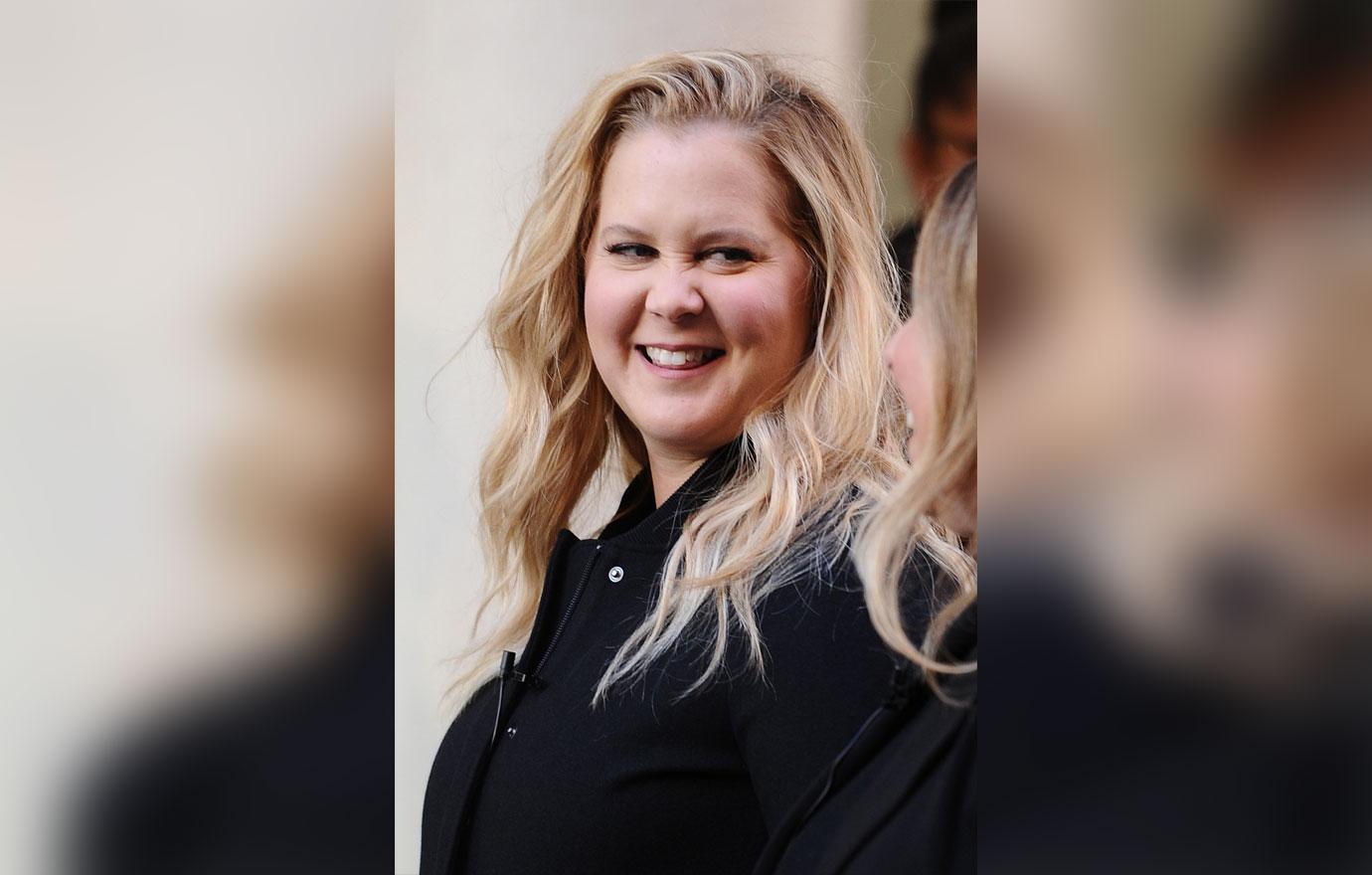 Amy Schumer Baby Bump Photos Comedian Displays Pregnancy Glow On Set