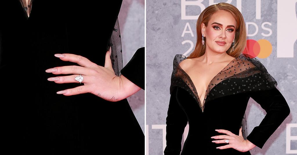 Adele Strips Down To Her Bra & Pole Dances At Drag Show, Drunkenly