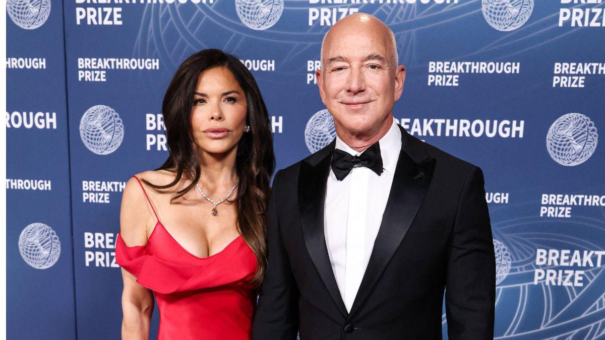 Photo of Jeff Bezos and Lauren Sánchez