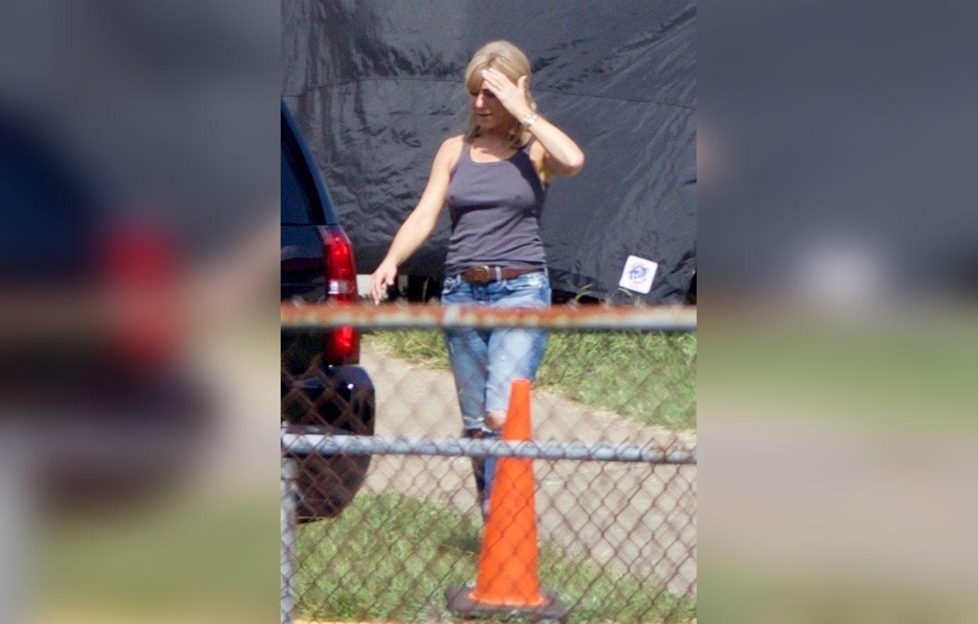 Jennifer Aniston Braless On Movie Set