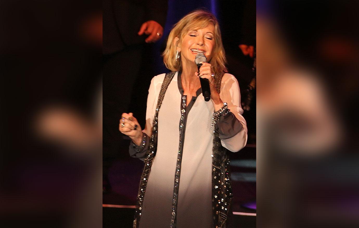 Olivia Newton-John Dazzling Look Onstage Beat Cancer