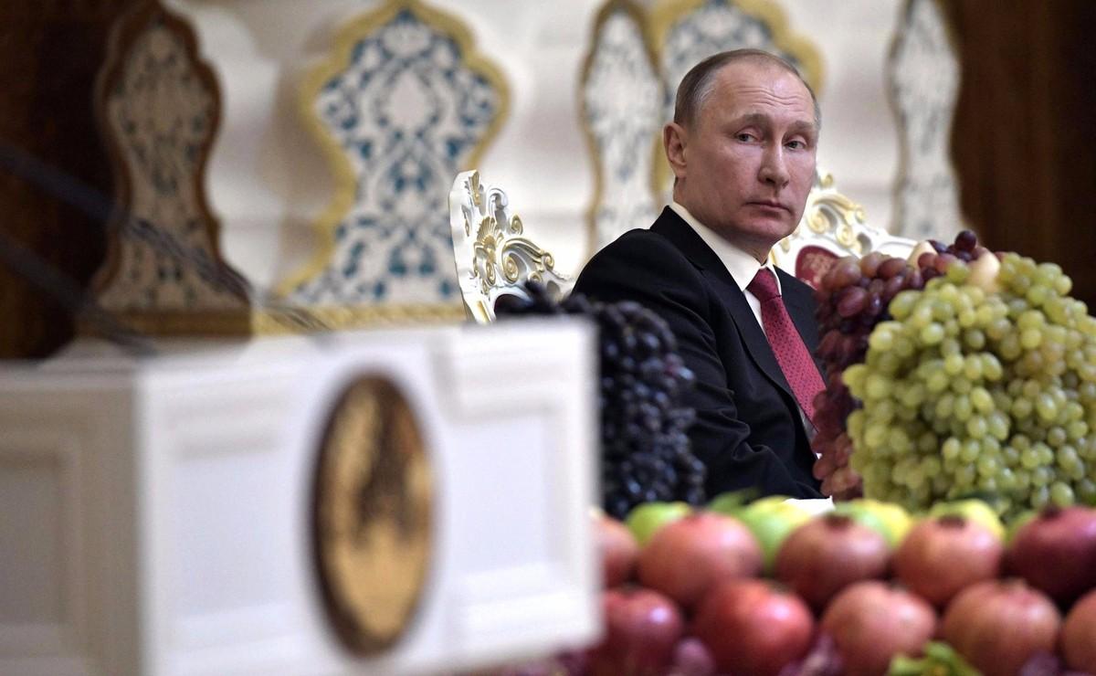 Footage from Putin's war shows a commander forcing two soldiers to fight, saying: 'Whoever kills the other first gets to leave.'