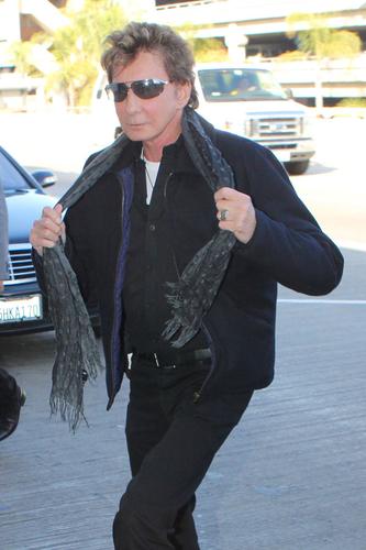 Ring Of Truth! 10 Photos Of Barry Manilow Sporting Wedding Band After ...