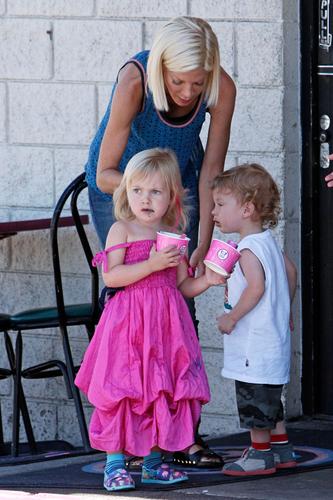 Get A Cone, Tori! Spelling Looks Super Skinny On Trip To Ice Cream Shop