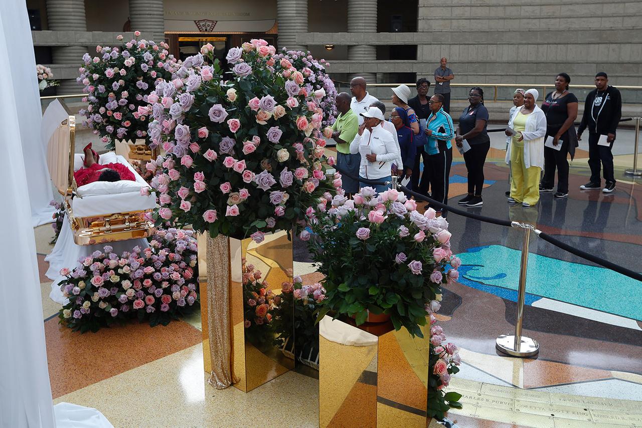 Photos Aretha Franklin’s Body Lies In Repose Inside Golden Coffin