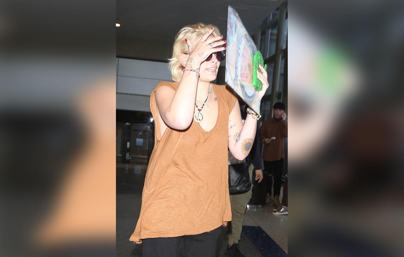 //Paris jackson sex abuse claims airport bra