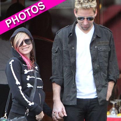 //avril lavigne baby bump