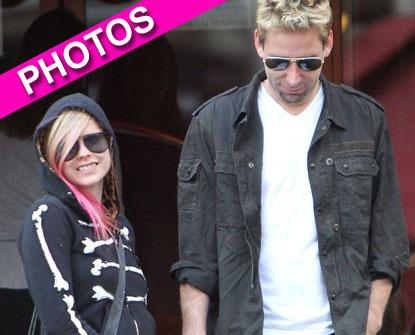 //avril lavigne baby bump