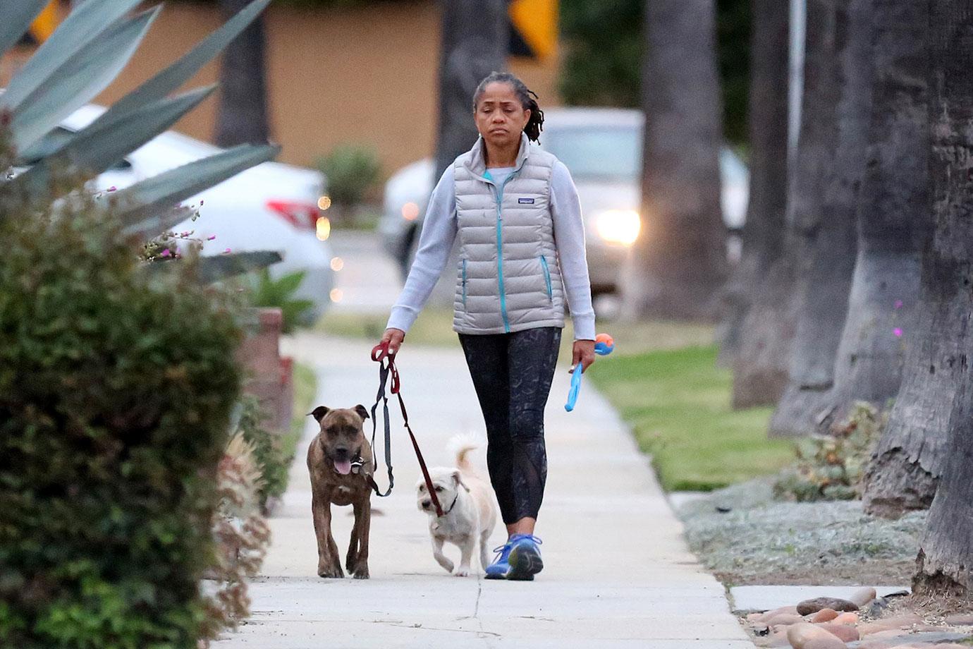 Doria Ragland Spotted In L.A. After Being Snubbed By Meghan Markle(01)