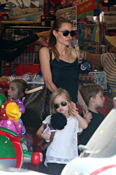 //angelina jolie kids shopping lunch sydney