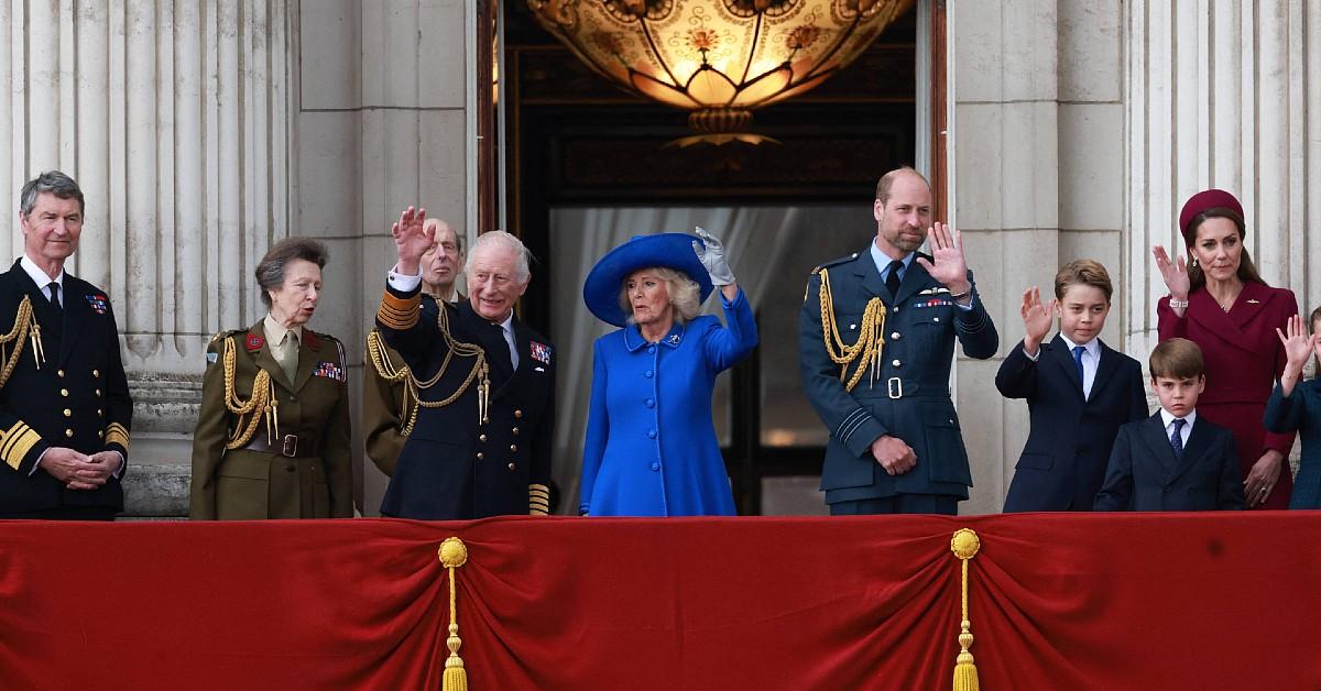 prince harry obsessed royal family desperate reunion