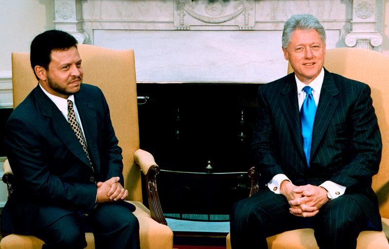 //bill clinton spreads legs manspreading habit presidential election pics