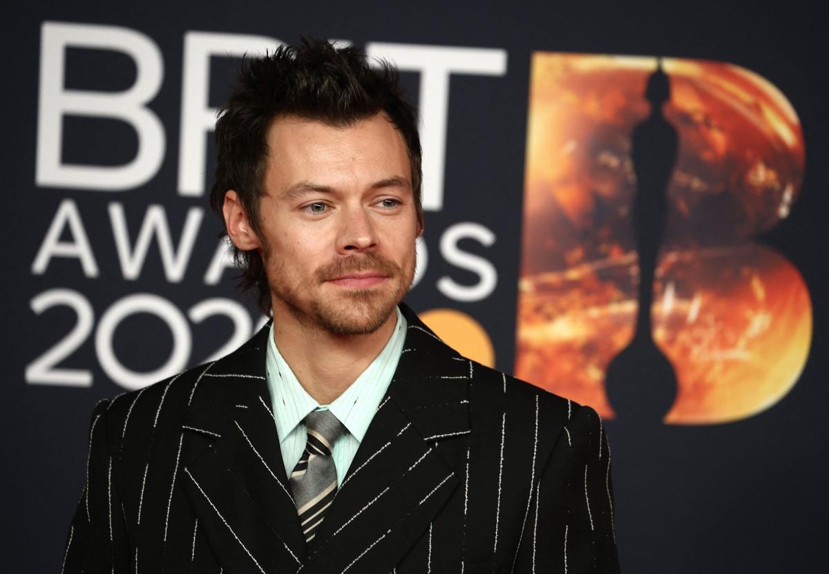 Friends of Harry Styles are reportedly concerned the singer is moving too quickly with Zoë Kravitz after their whirlwind romance.