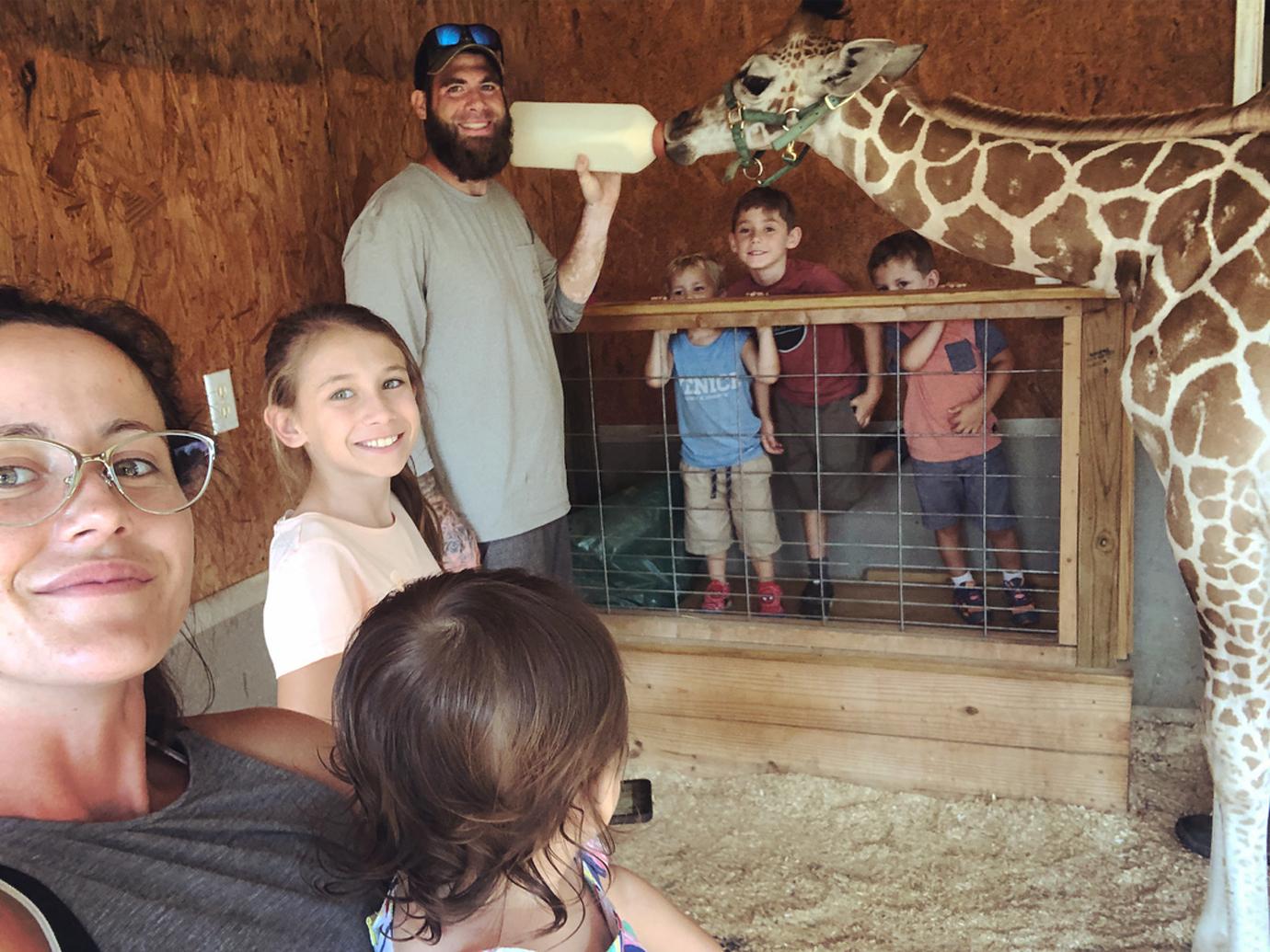 Jenelle Evans and her family go to the Zoo.