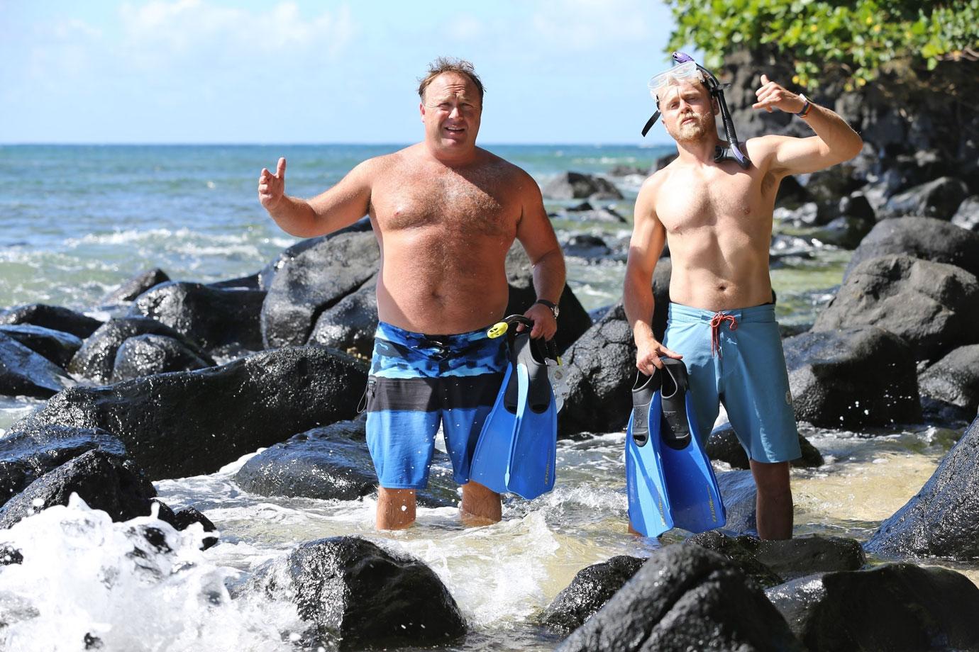 //spencer pratt alex jones beach hawaiian vacation