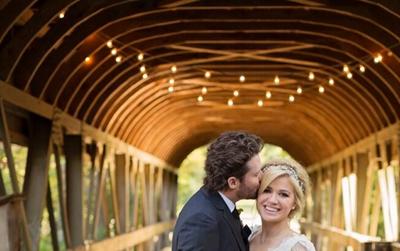 //kelly clarkson marries brandon blackstock
