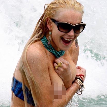 Lindsay Lohan suffers embarrassing nip-slip after THAT beach spat