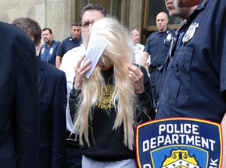 //inf_amanda_bynes_leaves__