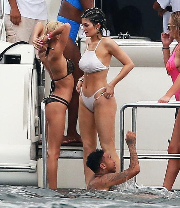 //kylie jenner birthday mexico yacht