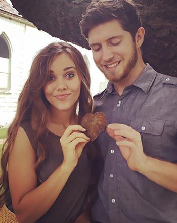 //jessa duggar pregnant hidden signs