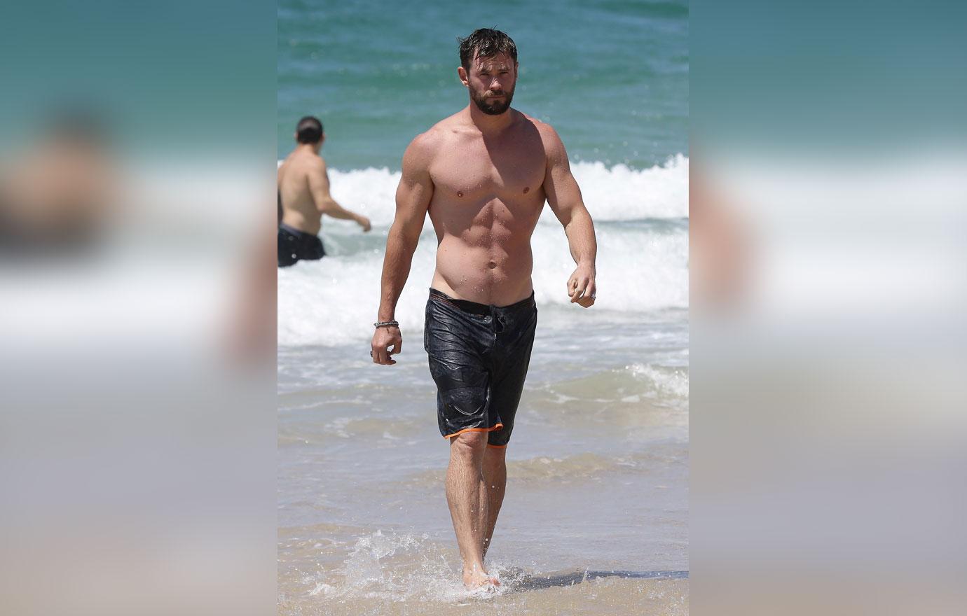 Chris Hemsworth Shows Of His Amazing Beach Body