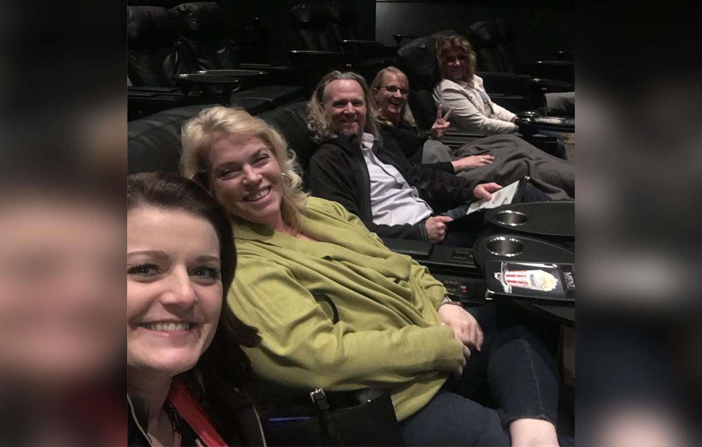 Robyn Brown and the sister wives take a selfie.