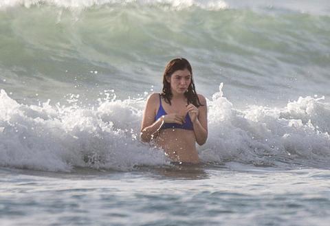 Lorde Puts Her Bikini Body On Full Display In New Zealand