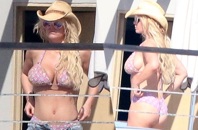 Busty & Bikini-Clad Jessica Simpson Gets Cheeky In Mexico