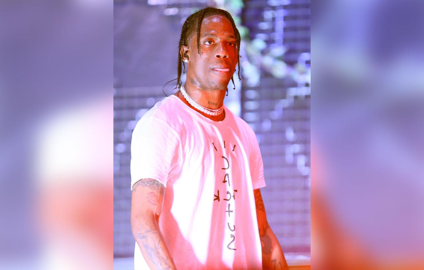 travis scott stopped astroworld show   times war zone deaths hospitalized stampede