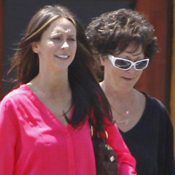 //jennifer love hewitt mom dies cancer