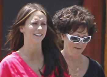 //jennifer love hewitt mom dies cancer