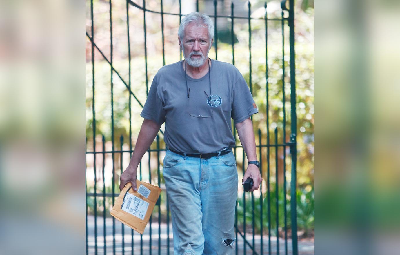 Alex Trebek – Jeopardy Host Slums It Up While Running Errands Near L.A. Home