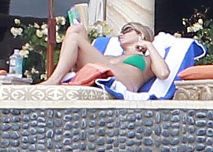 //jennifer aniston justin theroux cabo bikini