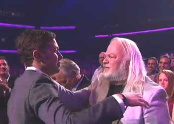 //american idol finale hug