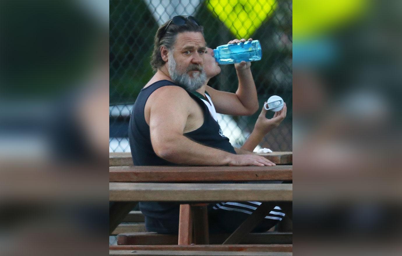 Russell Crowe – Pudgy Movie Star Fatter Than Ever New Photos