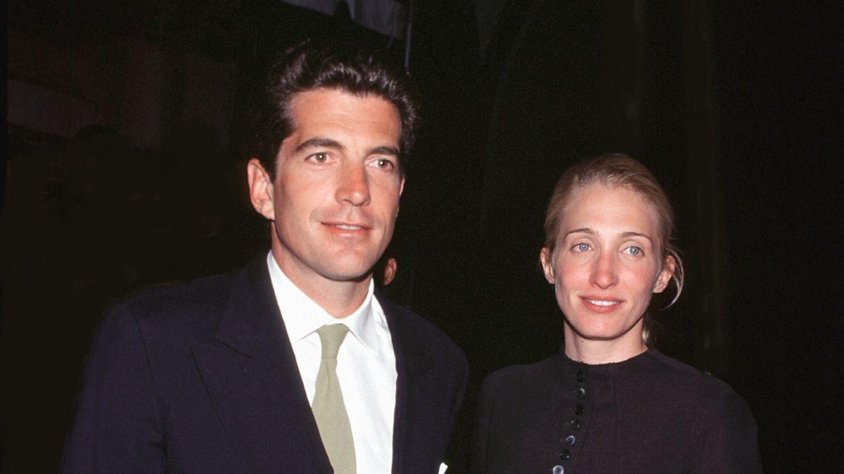 Photo of John F. Kennedy Jr., Carolyn Bessette-Kennedy 