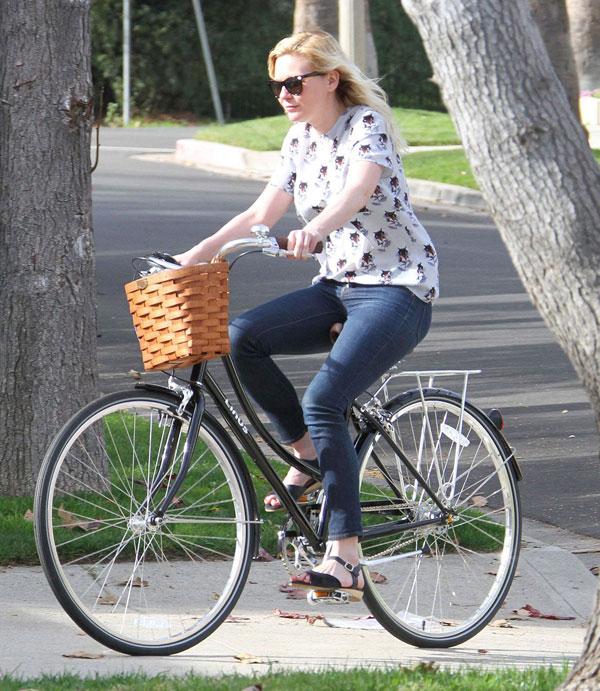 //Kirsten Dunst on Dutchi by Linus Bike    Photo Credit FameFlyne