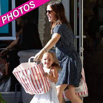 //jennifer garner daughters shopping splash